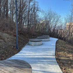 В Снеговой Пади завершаются работы по благоустройству парка: новые тропы, детские площадки и места для отдыха #1