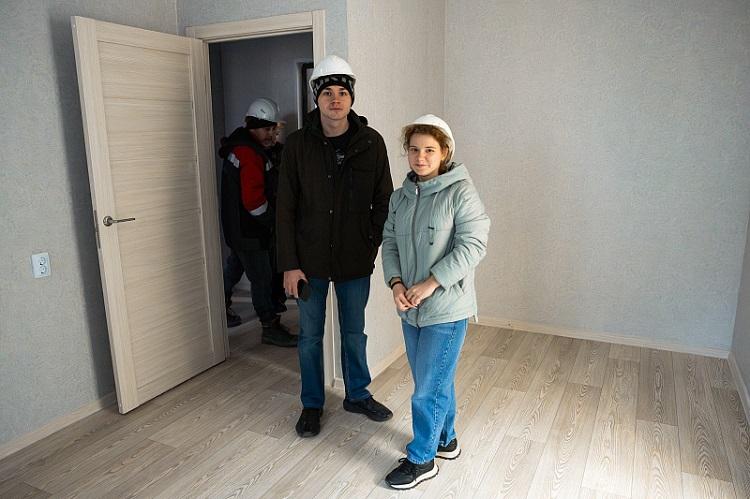 Budushchie-zhiltsy-domov-na-Russkoy_57sh-posmotreli-svoi-novye-kvartiry-_7_.jpg