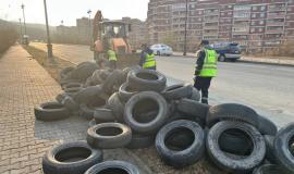 Bolee-tysyachi-tonn-starykh-avtopokryshek-vyvezli-vo-Vladivostoke-za-etot-god-_1_.jpg