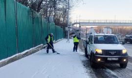 Okolo-200-rabochikh-vruchnuyu-ochishchayut-ot-snega-i-naledi-trotuary-Vladivostoka-_2_.jpg