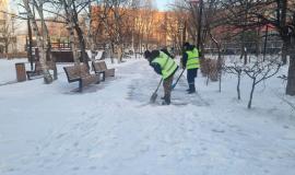 Na-peshekhodnykh-zonakh-i-v-parkakh-Vladivostoka-idet-uborka-snega-_2_.jpg