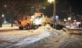 4-912-kubometrov-snega-ubrali-s-ulits-Vladivostoka-za-proshluyu-noch-_1_.jpg