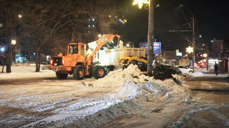 4-912-kubometrov-snega-ubrali-s-ulits-Vladivostoka-za-proshluyu-noch-_1_.jpg