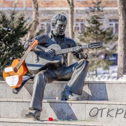 Десятки горожан собрались в этот день, чтобы почтить память легендарного артиста #2