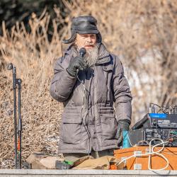 Десятки горожан собрались в этот день, чтобы почтить память легендарного артиста #3