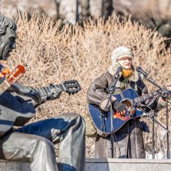 Десятки горожан собрались в этот день, чтобы почтить память легендарного артиста #4