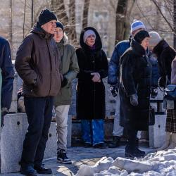 Десятки горожан собрались в этот день, чтобы почтить память легендарного артиста #5