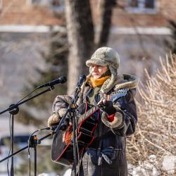 Десятки горожан собрались в этот день, чтобы почтить память легендарного артиста #6