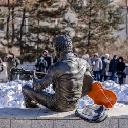 Десятки горожан собрались в этот день, чтобы почтить память легендарного артиста #7