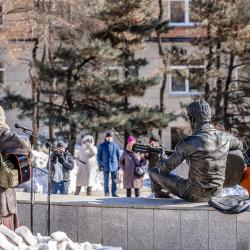 Десятки горожан собрались в этот день, чтобы почтить память легендарного артиста #8