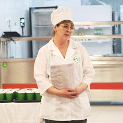 Гостям предложили оценить широкий ассортимент школьной столовой #1