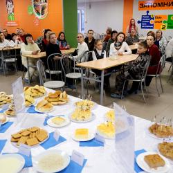 Гостям предложили оценить широкий ассортимент школьной столовой #3