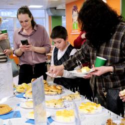 Гостям предложили оценить широкий ассортимент школьной столовой #7