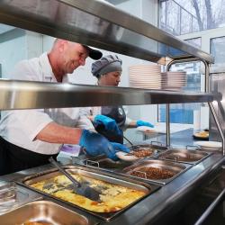 Гостям предложили оценить широкий ассортимент школьной столовой #9