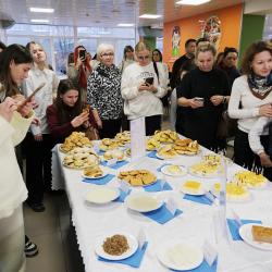 Гостям предложили оценить широкий ассортимент школьной столовой #10