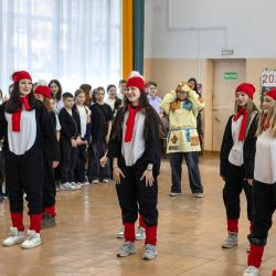 Во владивостокской школе №62 шумно встретили весну #5