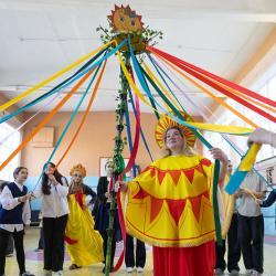 Во владивостокской школе №62 шумно встретили весну #10