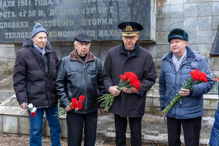 Сотрудники и ветераны FESCO dозложили цветы.jpg