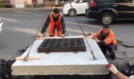 Novye-lyuki-i-reshetki-na-setyakh-livnevoy-kanalizatsii-ustanavlivaet-dorozhnaya-sluzhba-Vladivostoka-_1_.jpg