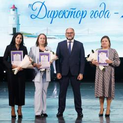 Глава Владивостока Константин Шестаков лично поздравил финалистов и вручил награды #2