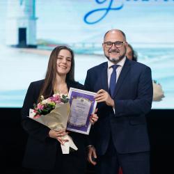 Глава Владивостока Константин Шестаков лично поздравил финалистов и вручил награды #3