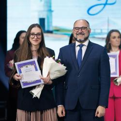 Глава Владивостока Константин Шестаков лично поздравил финалистов и вручил награды #5