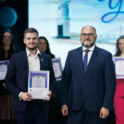 Глава Владивостока Константин Шестаков лично поздравил финалистов и вручил награды #6