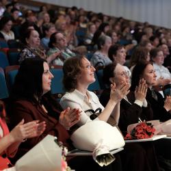 Глава Владивостока Константин Шестаков лично поздравил финалистов и вручил награды #9