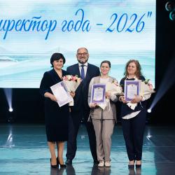 Глава Владивостока Константин Шестаков лично поздравил финалистов и вручил награды #11