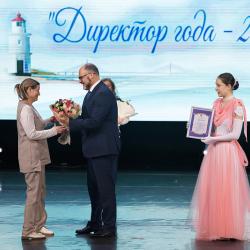 Глава Владивостока Константин Шестаков лично поздравил финалистов и вручил награды #12