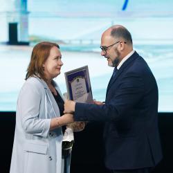 Глава Владивостока Константин Шестаков лично поздравил финалистов и вручил награды #14