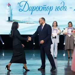 Глава Владивостока Константин Шестаков лично поздравил финалистов и вручил награды #15