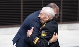 Vladimir-Leontevich-Mayster-pozdravlenie-veterana_2.jpeg