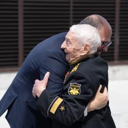 Vladimir-Leontevich-Mayster-pozdravlenie-veterana_2.jpeg