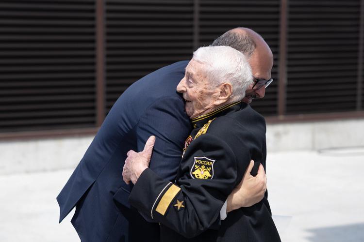Vladimir-Leontevich-Mayster-pozdravlenie-veterana_2.jpeg