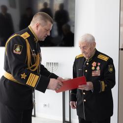 За верность флоту, ратное мастерство и сохранение традиций моряков-подводников Владимир Майстер получил памятный знак в честь 120-летия подводных сил России #11