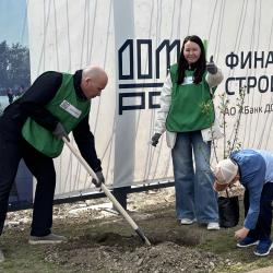 Застройщик сдал первый дом и вместе с жильцами высадил будущую аллею #14
