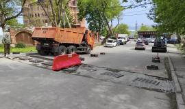 Vo-Vladivostoke-uzhe-promyli-i-prochistili-bolshe-4500-metrov-livnevoy-kanalizatsii.jpg