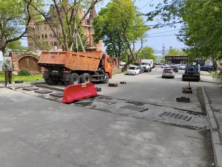 Vo-Vladivostoke-uzhe-promyli-i-prochistili-bolshe-4500-metrov-livnevoy-kanalizatsii.jpg