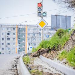 Специалистам предстоит отремонтировать подпорные стены, проложить сети ливневой канализации, оборудовать новые тротуары и парковочные места #3