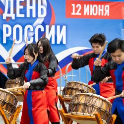 С главным государственным праздником собравшихся поздравили губернатор Приморского края Олег Кожемяко и глава Владивостока Константин Шестаков #5
