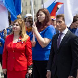 С главным государственным праздником собравшихся поздравили губернатор Приморского края Олег Кожемяко и глава Владивостока Константин Шестаков #13