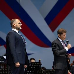С главным государственным праздником собравшихся поздравили губернатор Приморского края Олег Кожемяко и глава Владивостока Константин Шестаков #16