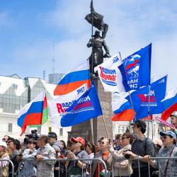 С главным государственным праздником собравшихся поздравили губернатор Приморского края Олег Кожемяко и глава Владивостока Константин Шестаков #19