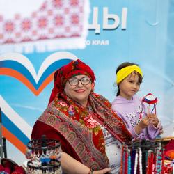 С главным государственным праздником собравшихся поздравили губернатор Приморского края Олег Кожемяко и глава Владивостока Константин Шестаков #22