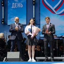 С главным государственным праздником собравшихся поздравили губернатор Приморского края Олег Кожемяко и глава Владивостока Константин Шестаков #25