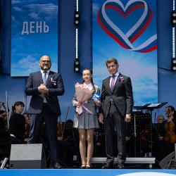 С главным государственным праздником собравшихся поздравили губернатор Приморского края Олег Кожемяко и глава Владивостока Константин Шестаков #27