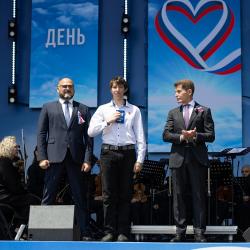 С главным государственным праздником собравшихся поздравили губернатор Приморского края Олег Кожемяко и глава Владивостока Константин Шестаков #29
