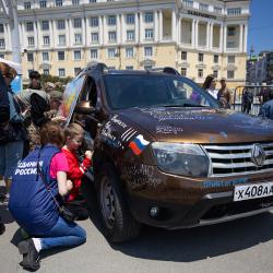 С главным государственным праздником собравшихся поздравили губернатор Приморского края Олег Кожемяко и глава Владивостока Константин Шестаков #32