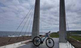 АSimvol-Nulevogo-kilometra-velodorog-Rossii-ukrasil-velotropu-na-Russkom-ostrove-_6_.jpg
